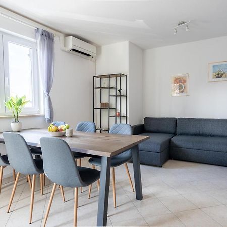 Charmante Wohnung Fusslaeufig Zum Meer In Funtana Exterior foto
