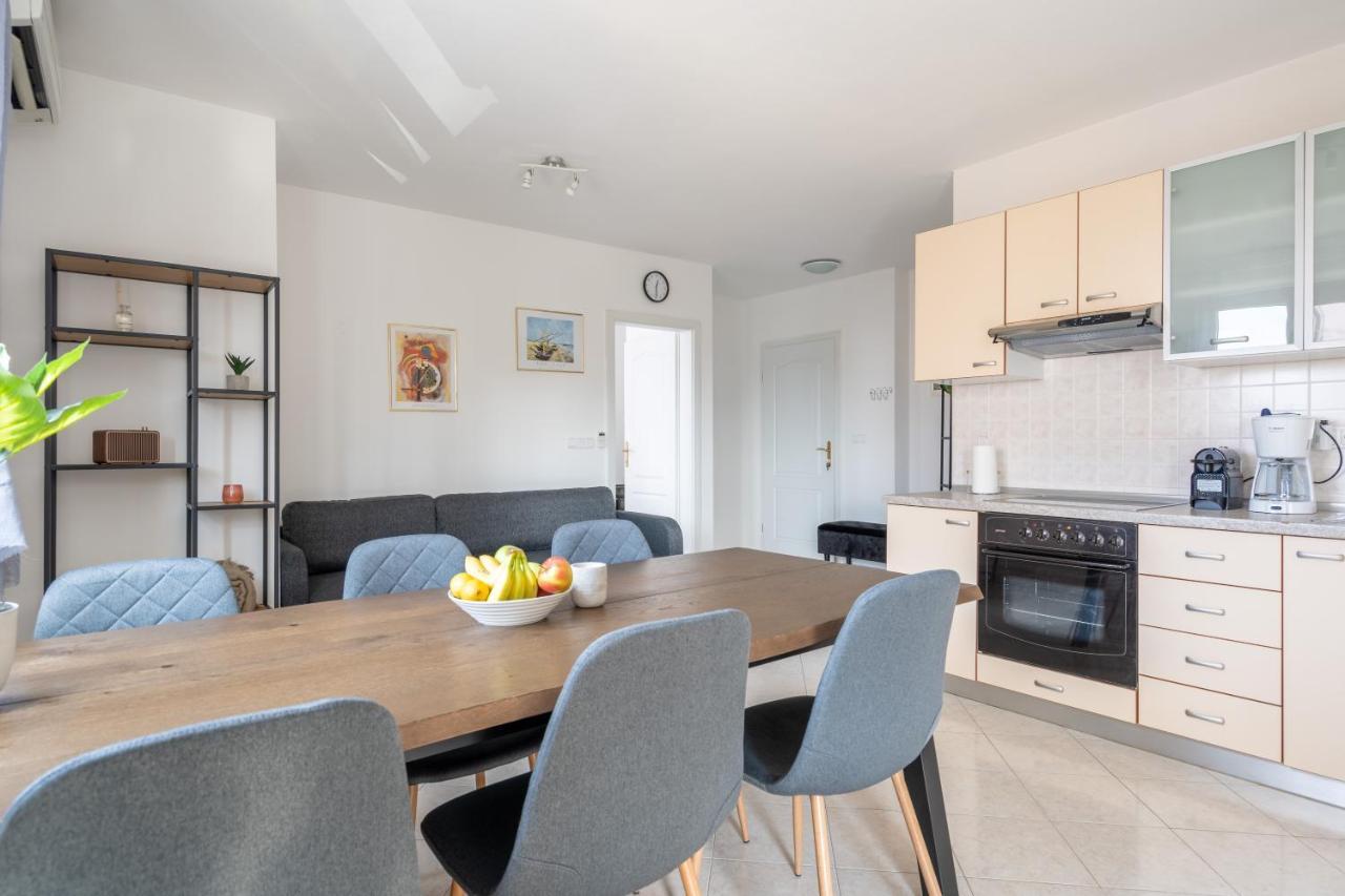 Charmante Wohnung Fusslaeufig Zum Meer In Funtana Exterior foto