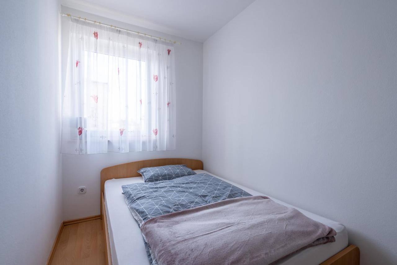 Charmante Wohnung Fusslaeufig Zum Meer In Funtana Exterior foto