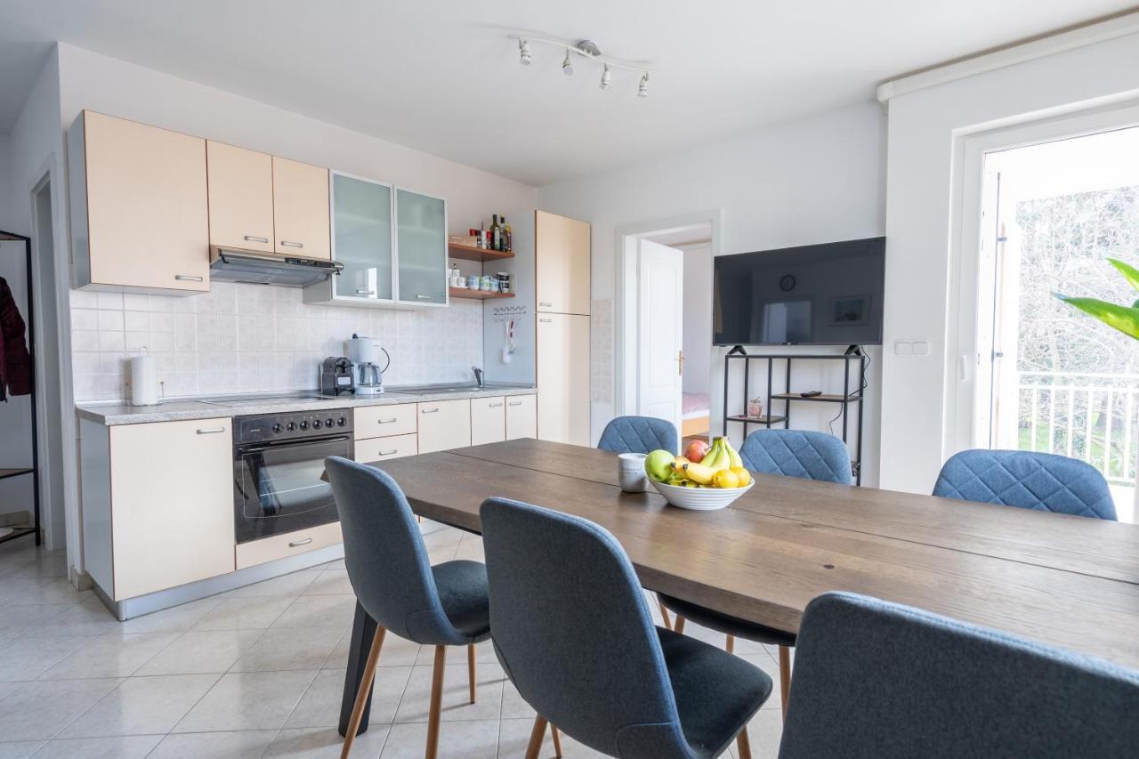 Charmante Wohnung Fusslaeufig Zum Meer In Funtana Exterior foto
